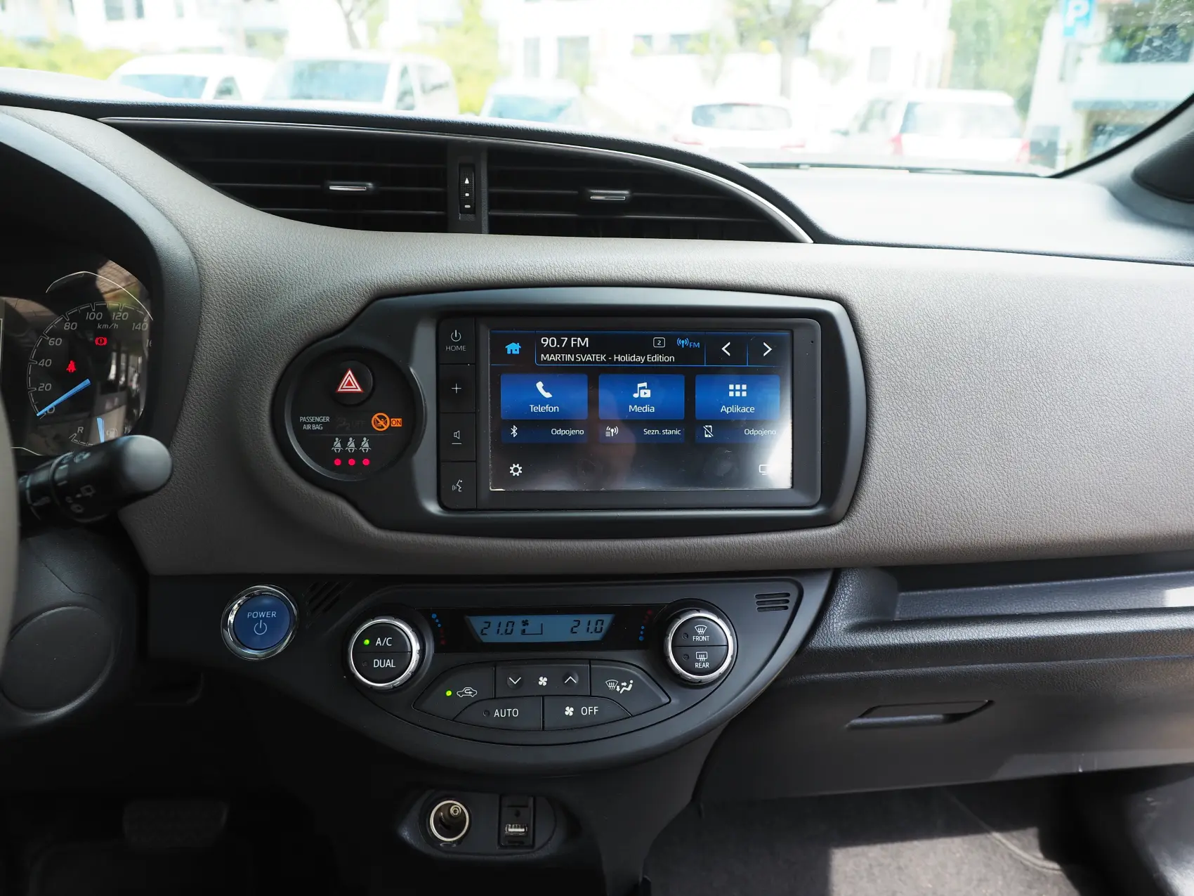 Toyota Yaris Hybrid — pohled zboku