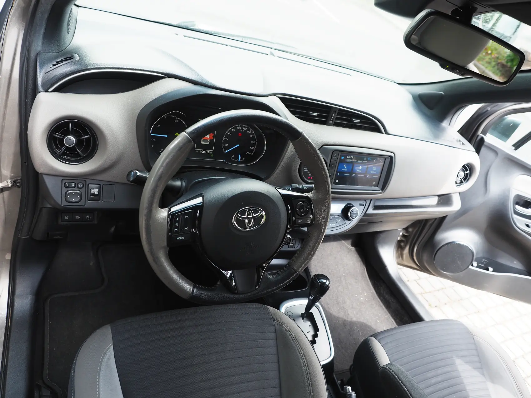 Toyota Yaris Hybrid — pohled zezadu