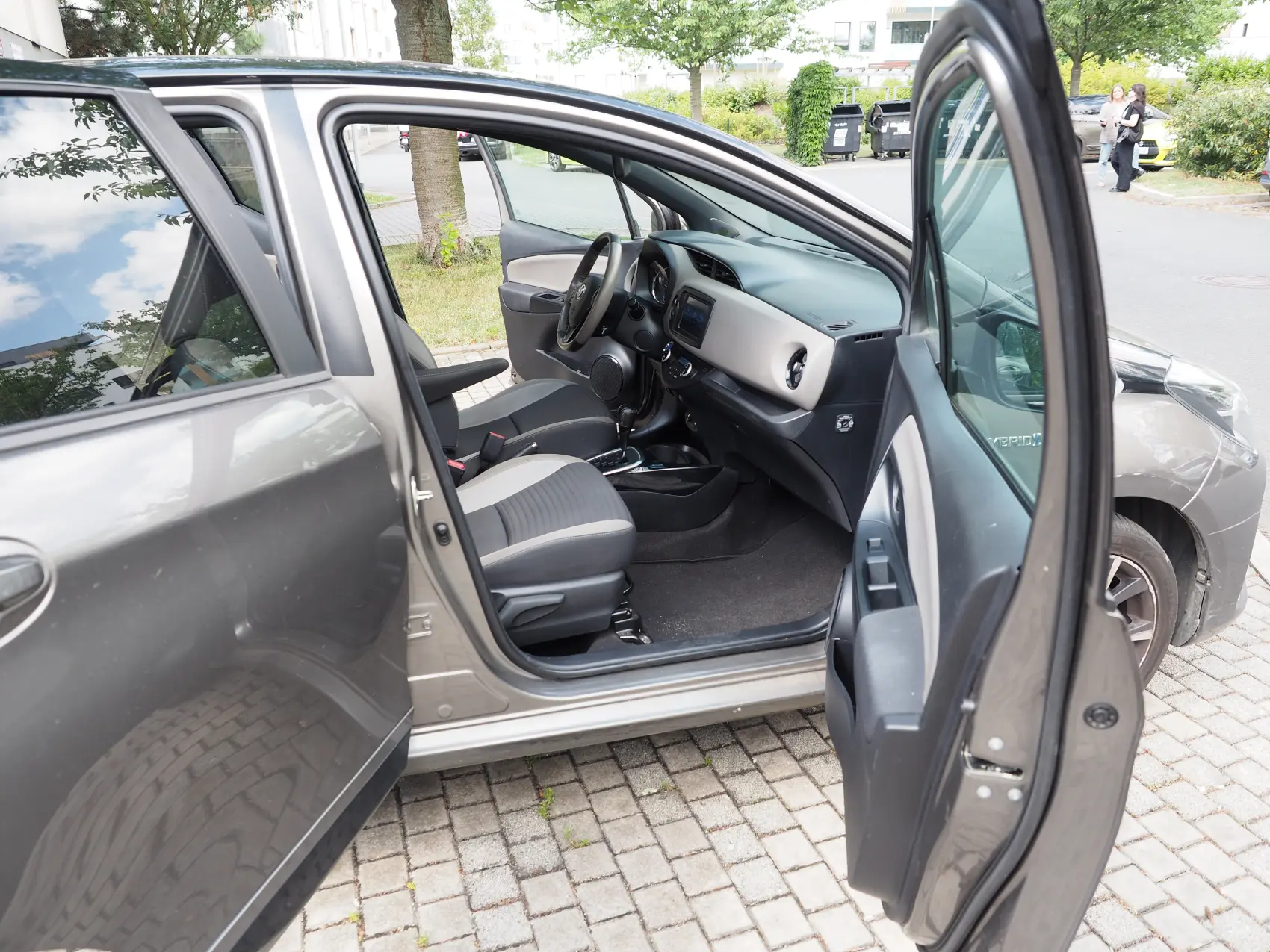 Toyota Yaris Hybrid — interiér, přední sedadla