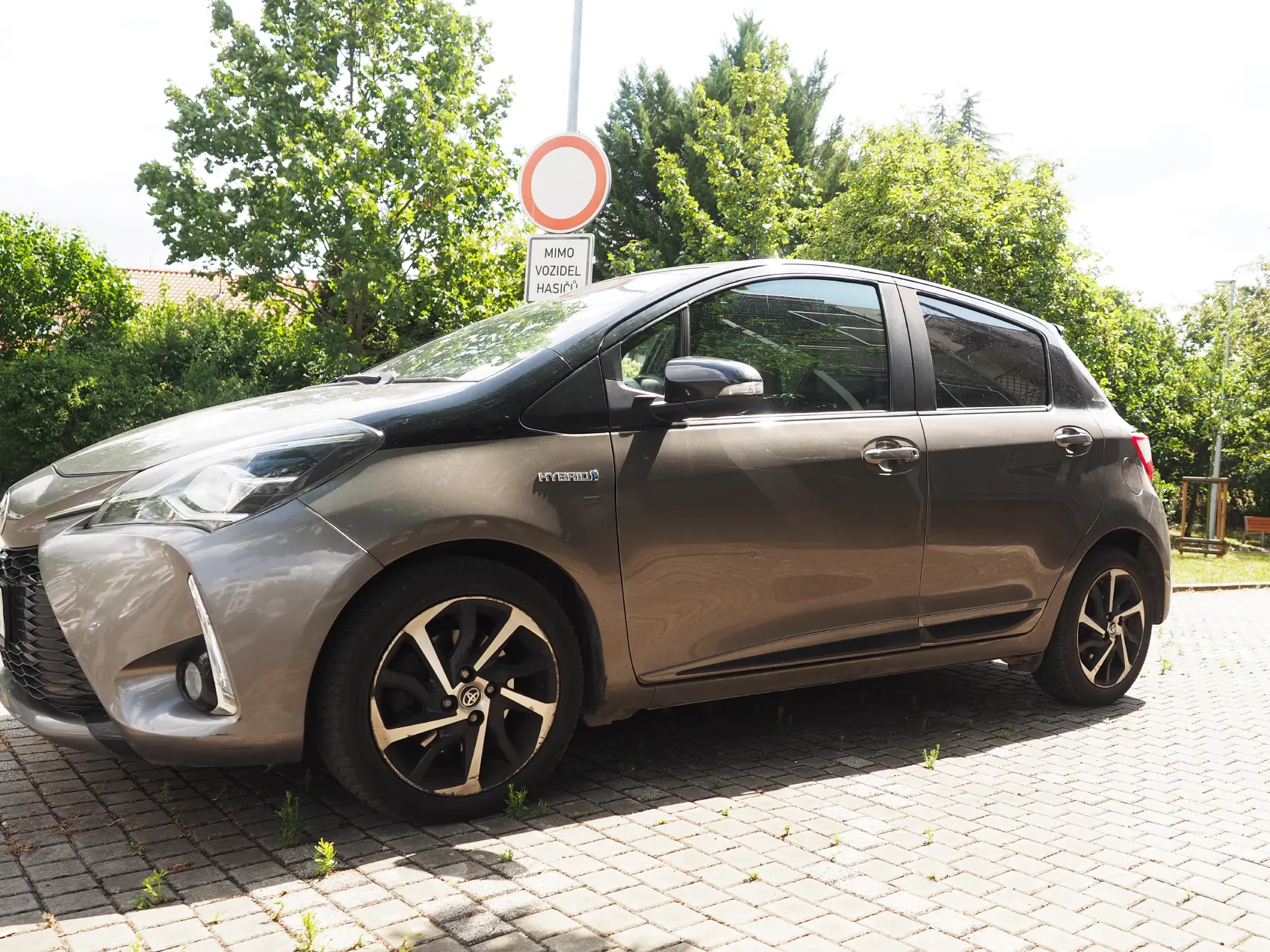 Toyota Yaris Hybrid — přístrojový štít