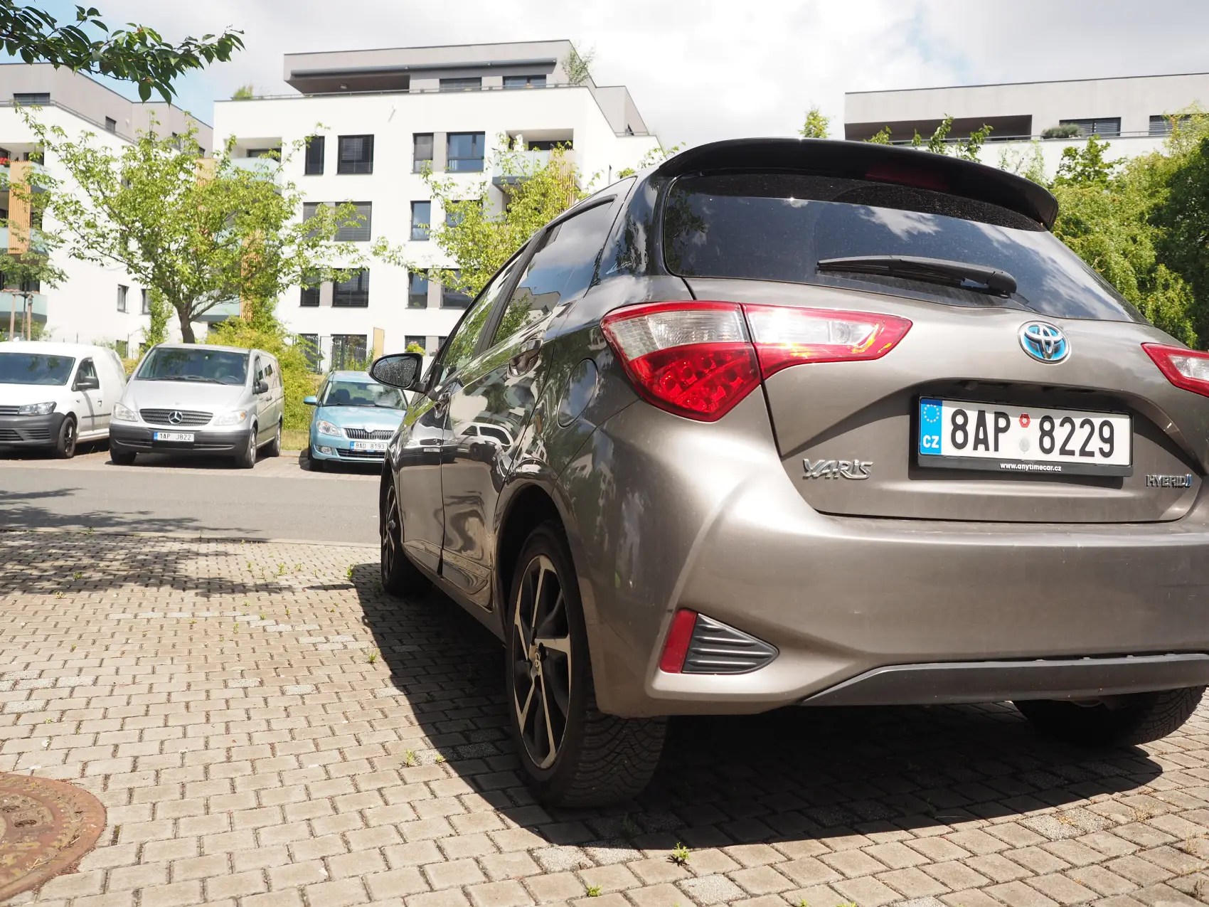 Toyota Yaris Hybrid — stav tachometru